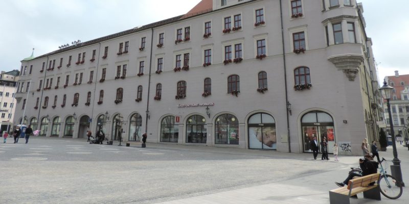 Verwaltungsgebäude 1