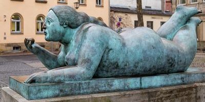 Liegende Frau mit Frucht