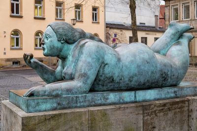 Liegende Frau mit Frucht