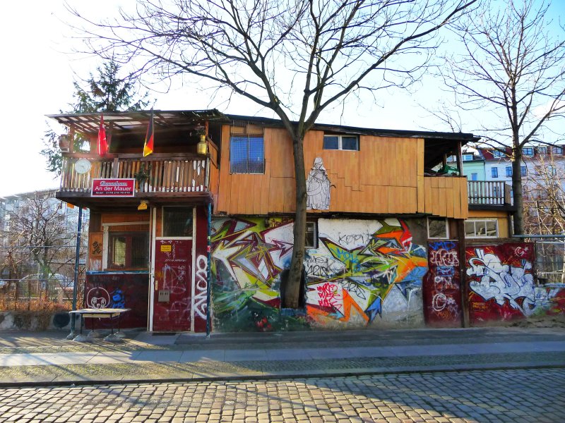 Baumhaus an der Mauer