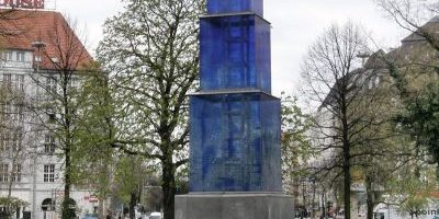 Blauer Obelisk