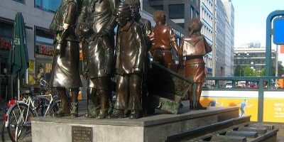 Denkmal zur Erinnerung an Kindertransporte