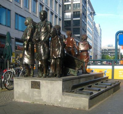 Denkmal zur Erinnerung an Kindertransporte