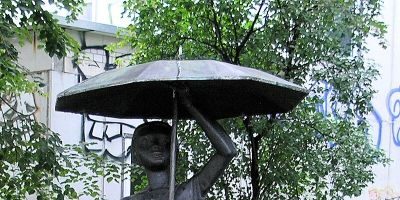 Kinder unterm Regenschirm