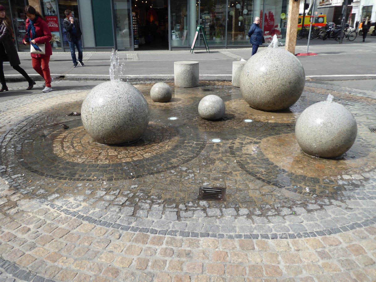 Kugelbrunnen (West)