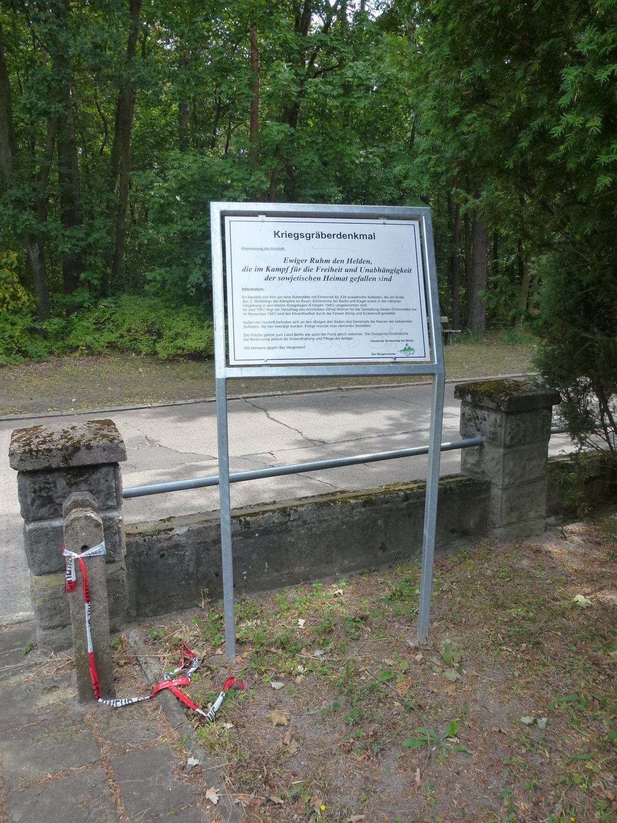 Sowjetisches Ehrenmal und Soldatenfriedhof