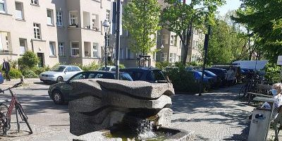 Steinskulptur und Brunnen