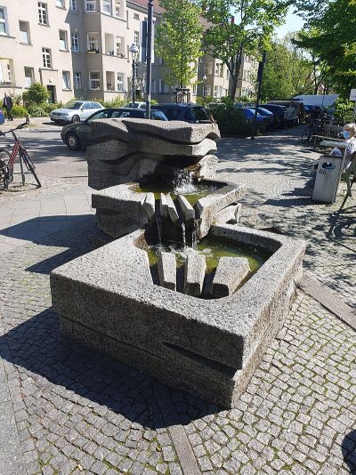 Steinskulptur und Brunnen