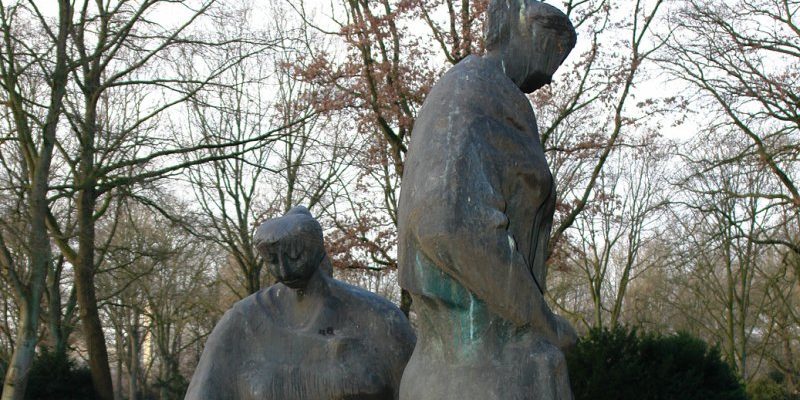 Zwei trauernde Frauen