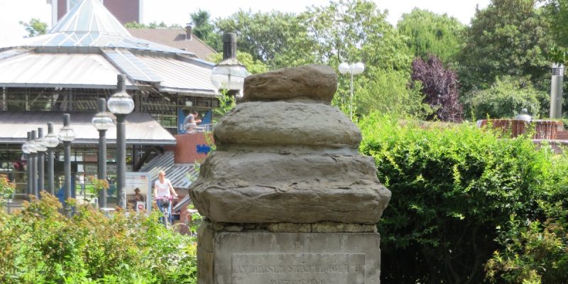 Gedenkstein der alten Nicolaikirche