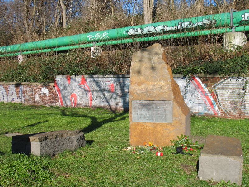 Gedenkstein für die Deportation von Sinti und Roma