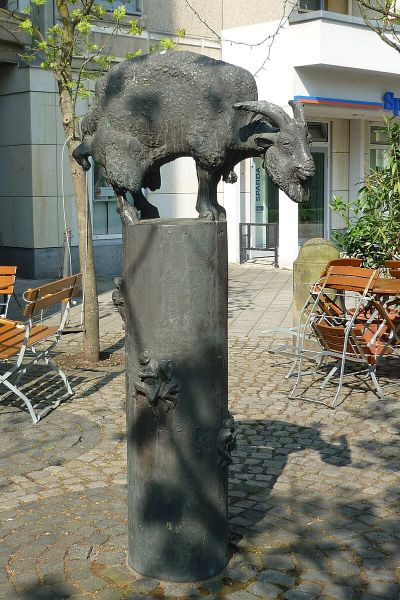 Alter Bock auf Säule