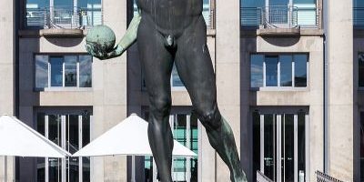 Ballwerfer-Skulptur