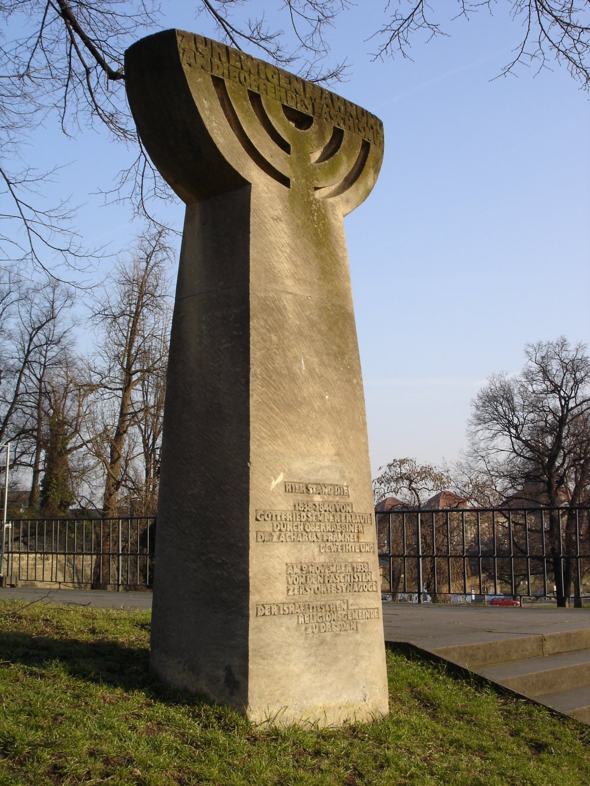 Gedenkstein am Standort der alten Synagoge