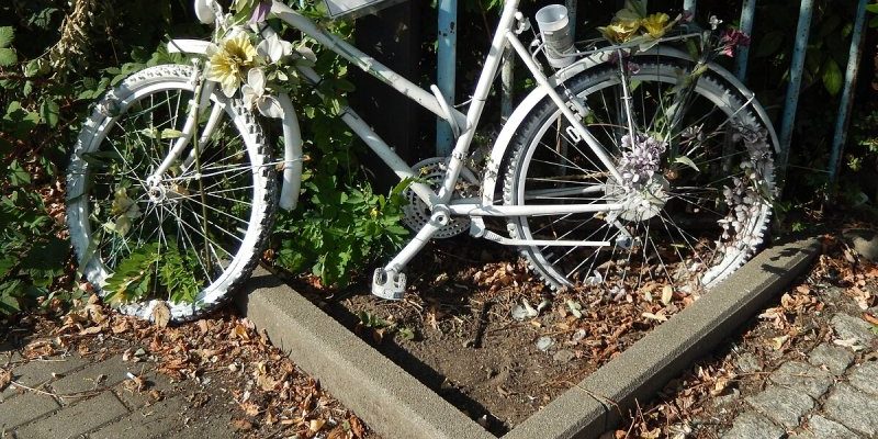Geisterrad für eine getötete Radfahrerin (Ost)