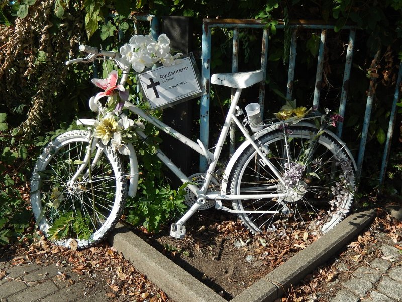 Geisterrad für eine getötete Radfahrerin (Ost)
