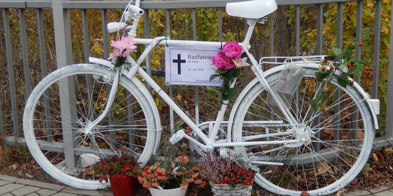 Geisterrad für einen getöteten Radfahrer (Süd)