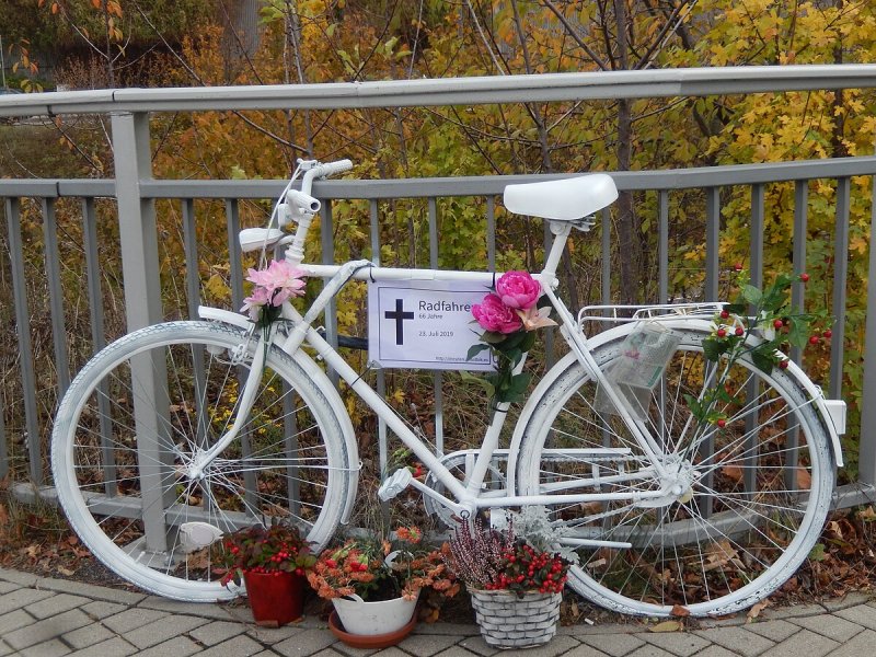Geisterrad für einen getöteten Radfahrer (Süd)