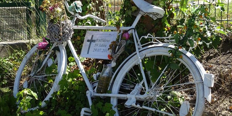 Geisterrad für einen getöteten Radfahrer (Ost)
