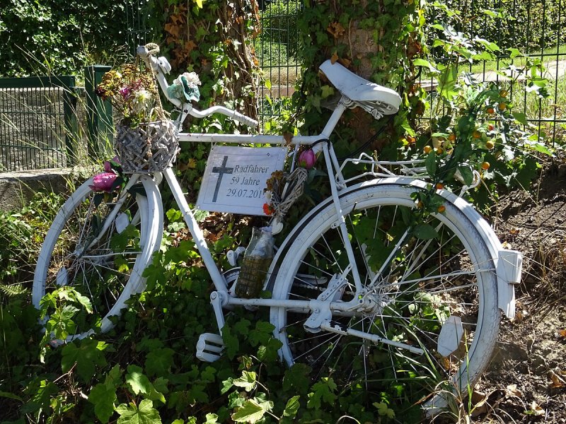 Geisterrad für einen getöteten Radfahrer (Ost)