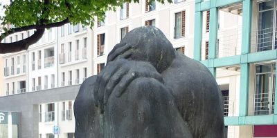 Großer Trauender Mann