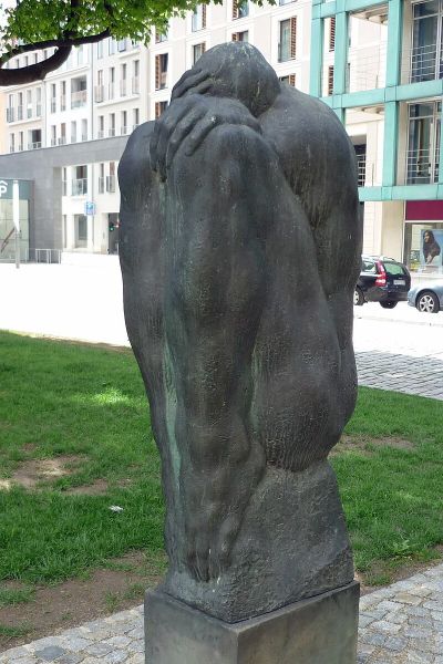 Großer Trauender Mann