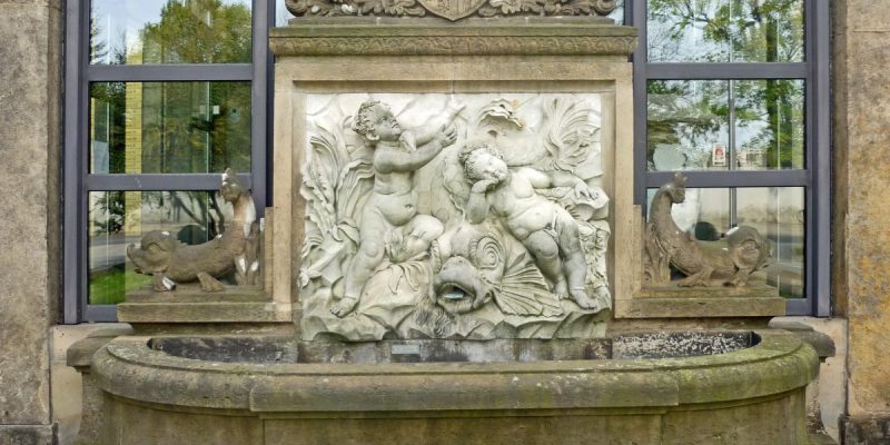 Hochreliefbrunnen