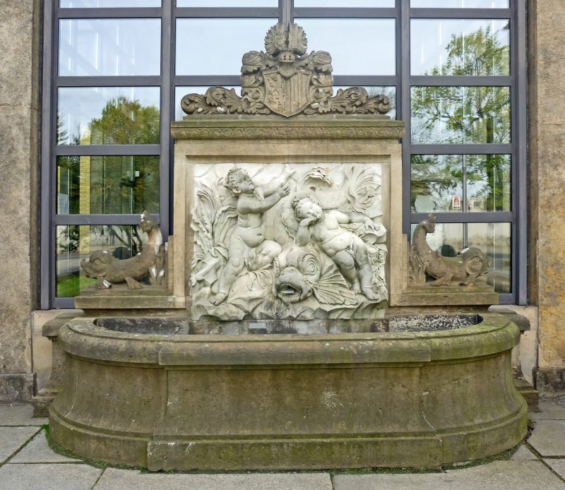 Hochreliefbrunnen