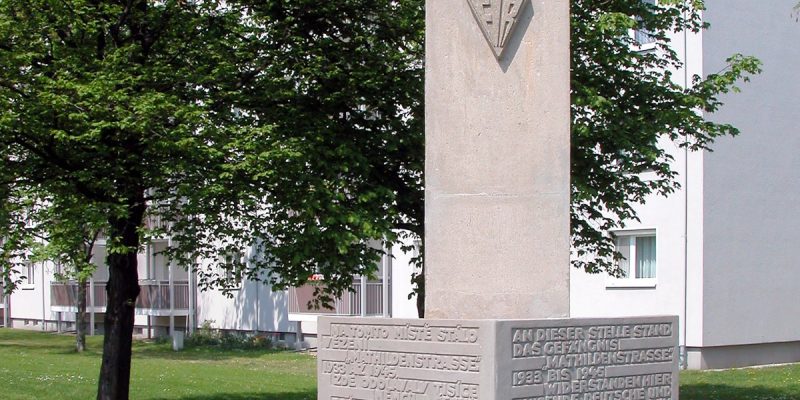 Mahnmal der Fédération Internationale des Résistantes für die Haftanstalt Mathildenstraße