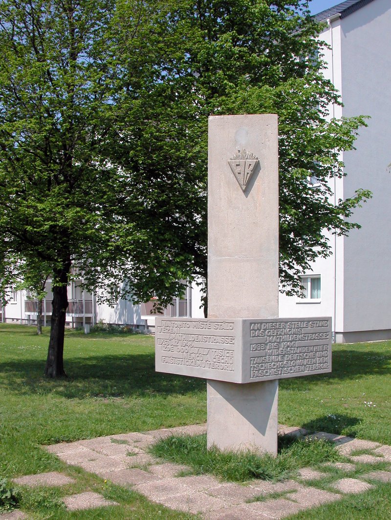 Mahnmal der Fédération Internationale des Résistantes für die Haftanstalt Mathildenstraße