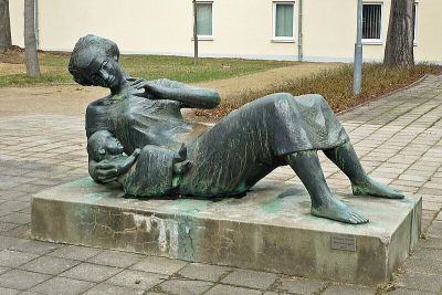 Mutter mit Kind (Ost)