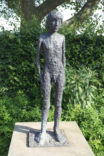 Stehender Knabe