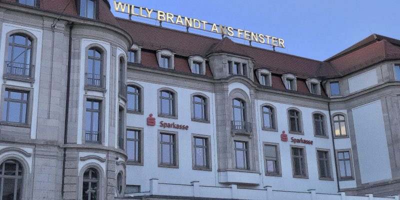 Willy Brandt ans Fenster