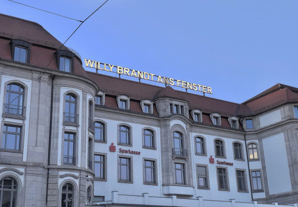 Willy Brandt ans Fenster