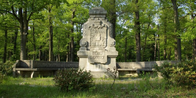 Gedenkstein im Eichenwald