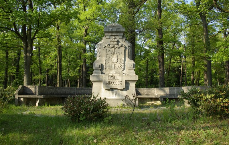 Gedenkstein im Eichenwald