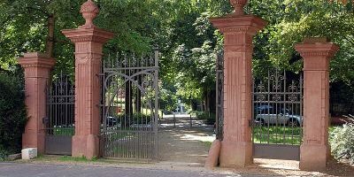 Altes Portal zum Holzhausenschlösschen