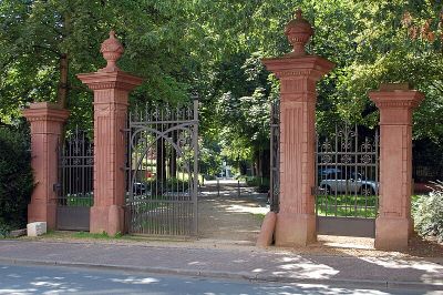 Altes Portal zum Holzhausenschlösschen
