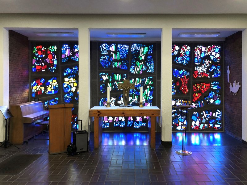 Ensemble Emmaus-Kirche mit Pastoraten und Kriegerdenkmal