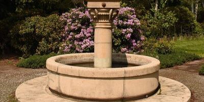 Brunnen mit Adlern