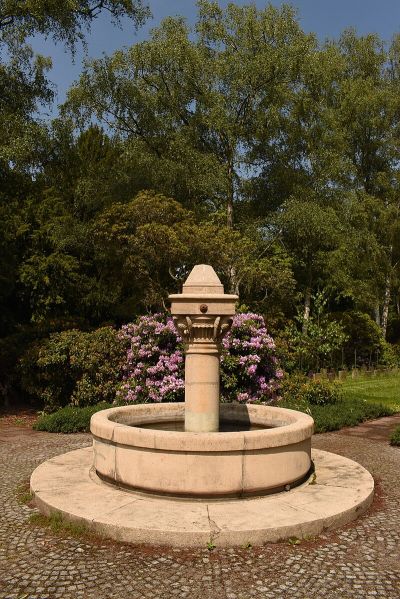Brunnen mit Adlern