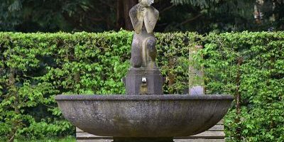 Brunnen mit kniender Frau