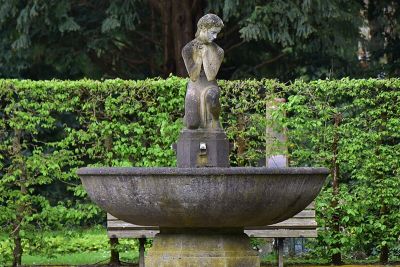 Brunnen mit kniender Frau