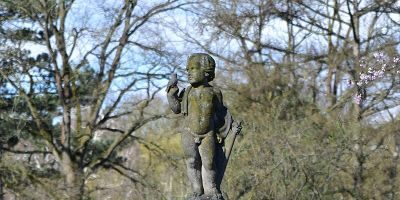Kind mit Vogel