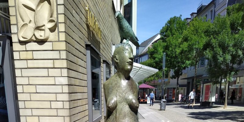 Stehende mit Vogel
