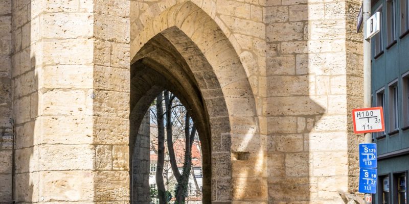 Hinter der Kirche