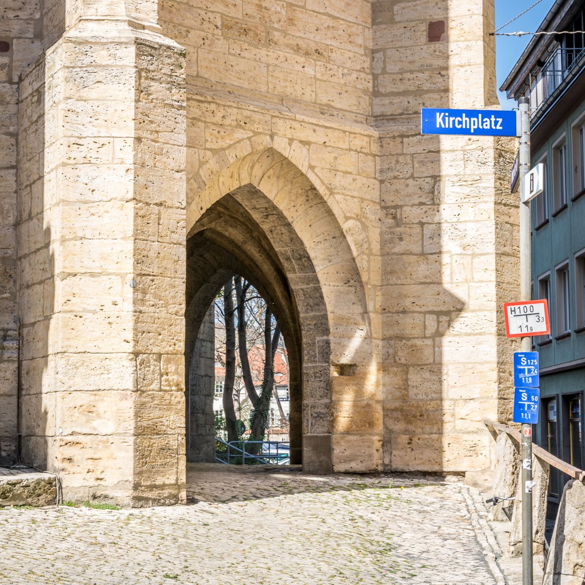 Hinter der Kirche