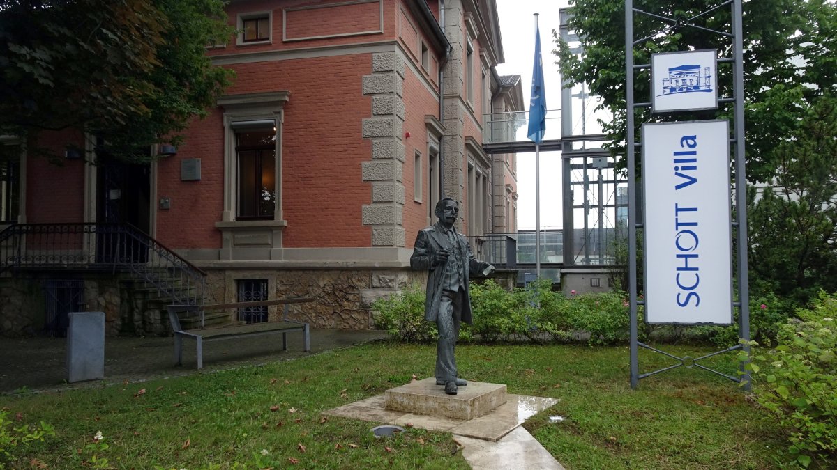 Otto-Schott-Statue
