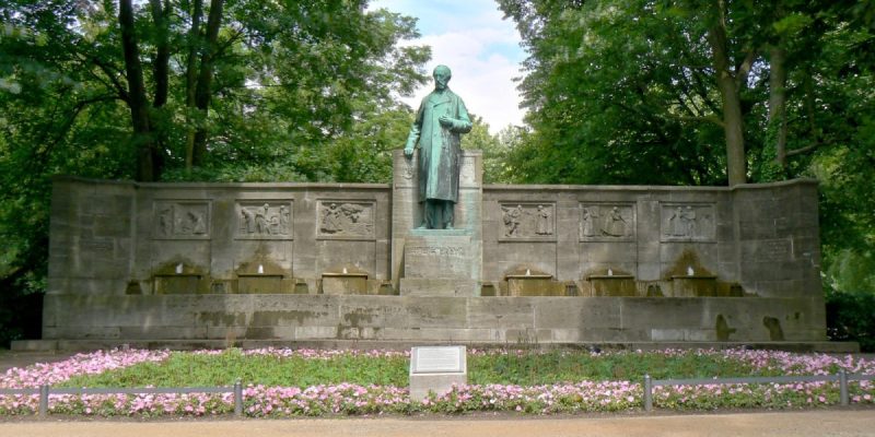 Klaus-Groth-Brunnen