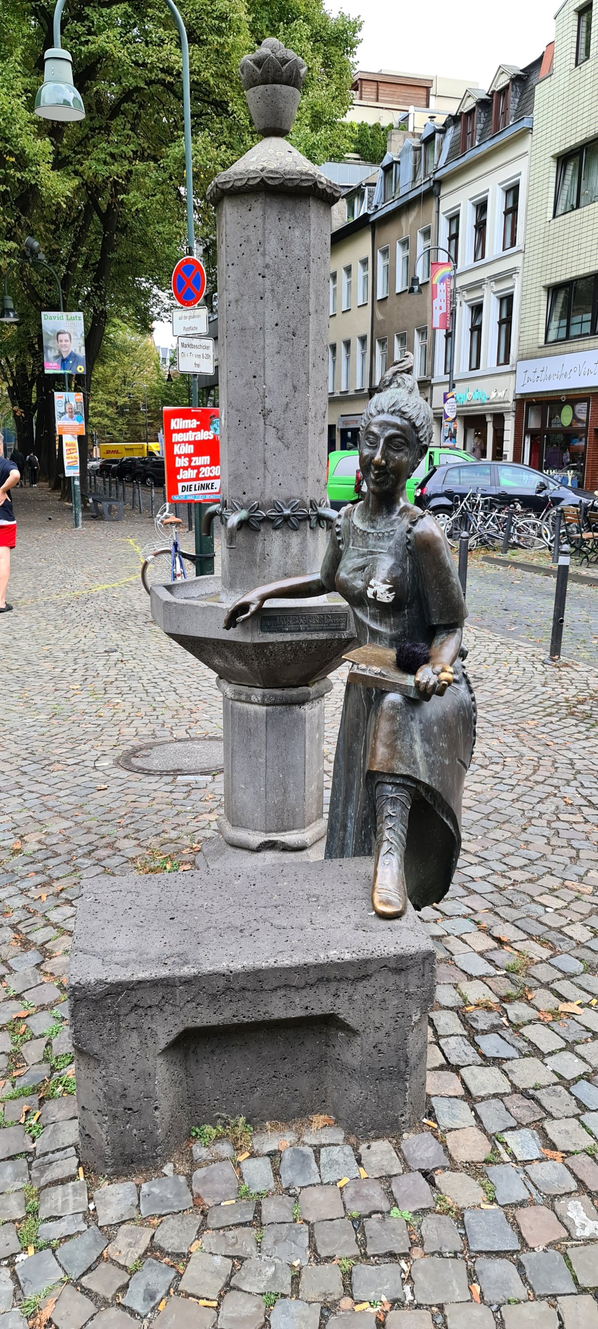 Severins-Brunnen mit Stollwerck-Mädchen
